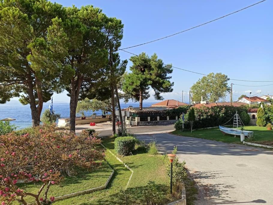 Lovely Beachfront Studio Malaki Exterior photo